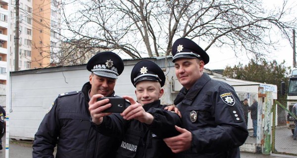 14-летний одессит собрал больше тысячи снимков с полицейскими