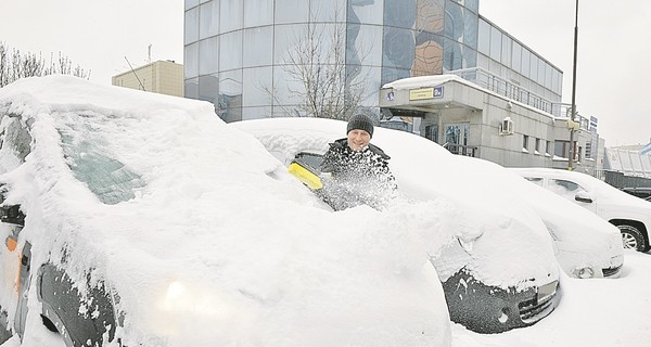 Как правильно выкапывать машину из сугроба 