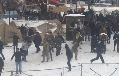 Под Радой митингующие убрали часть палаток, другая часть - 