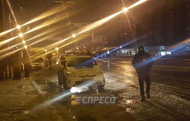 СМИ: ночью в Киеве мужчина бросил в полицейских взрывчатку