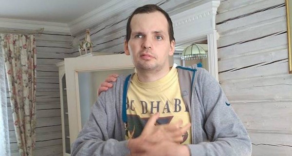 Перенесший инсульт актер Алексей Янин учится заново сидеть и есть