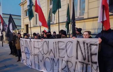 Польские националисты сожгли портреты Бандеры и Шухевича