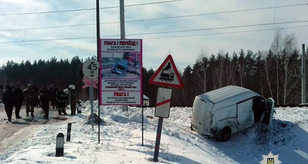 Под Полтавой поезд протаранил микроавтобус