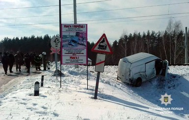 Под Полтавой поезд протаранил микроавтобус