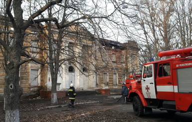 В Харьковской области загорелась старинная усадьба 