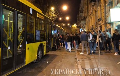 В центре Киева в троллейбусе произошла поножовщина, есть раненые 