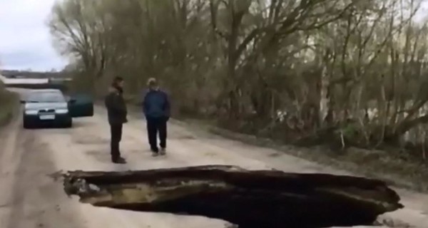 В Сумской области под землю ушел участок дороги