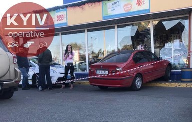 В Киеве женщина на BMW протаранила 4 машины и витрину магазина 