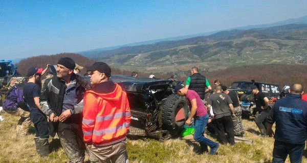 Во Львовской области с горы сорвалась машина с людьми