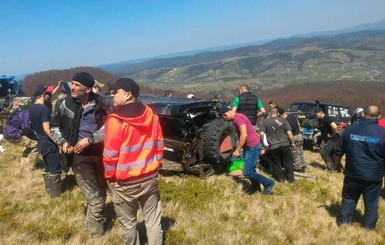 Во Львовской области с горы сорвалась машина с людьми