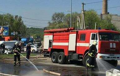 В Днепре фура влетела в парковку, смяв машины и покалечив людей