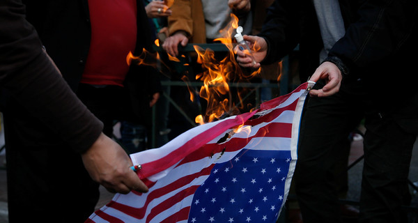 В иранском парламенте сожгли флаг США