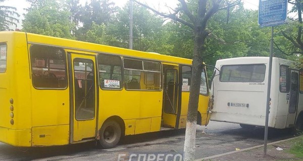 В Киеве столкнулись две маршрутки, у одного водителя подозрение на инсульт