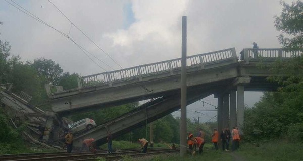 Разрушенный мост на Луганск, взрывы и бои под Горловкой: ситуация на Донбассе накаляется