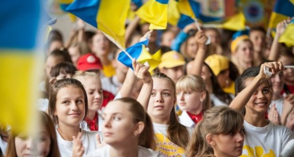 Лишь пятая часть украинской молодежи верит в будущее в Украине