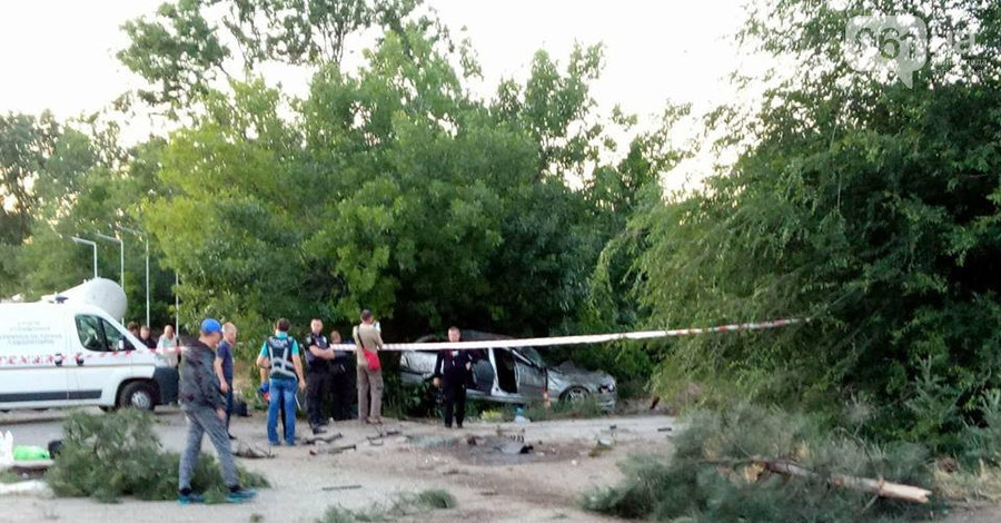 В Запорожье иномарка насмерть сбила женщину с ребенком, гулявших по тротуару