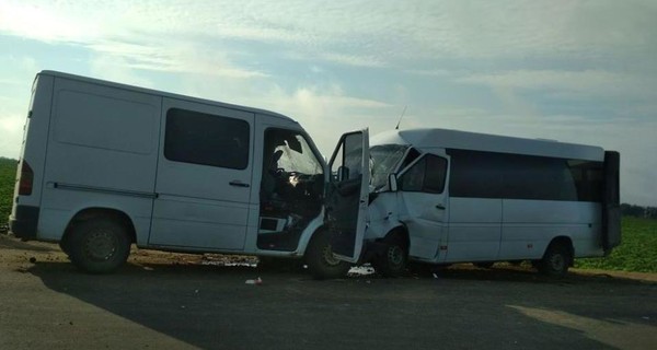 В Одесской области водитель микроавтобуса въехал в маршрутку с пассажирами