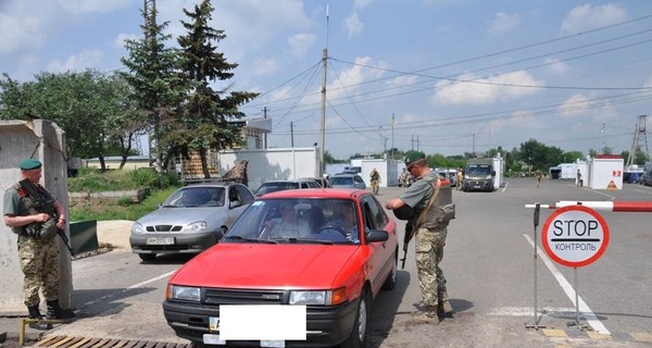 В Донбассе на пункте пропуска женщина-водитель попыталась задавить пограничника