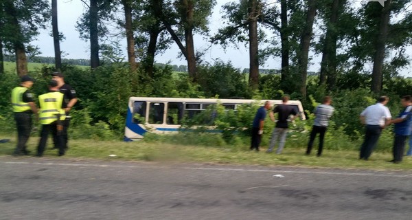 В Сумской области перевернулся автобус, пострадали восемь человек