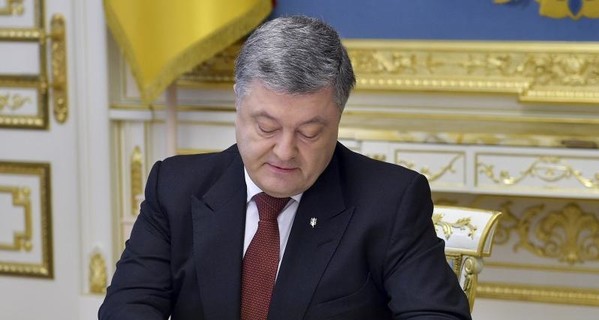 Порошенко подписал закон, мотивирующий службу в армии 