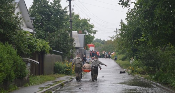 Непогода в Украине: обесточенные города и затопленные дома 