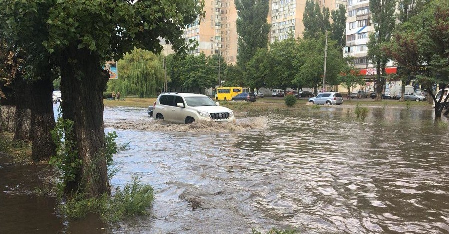 Одессу затопило после ливня, проспект Небесной Сотни превратился в озеро