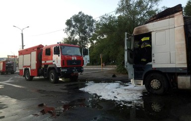 В Днепре посреди дороги вспыхнул грузовик