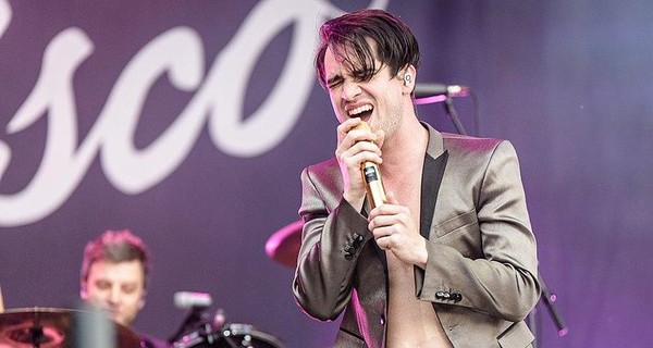 Фронтмен Panic! At the Disco признался, что любит мужчин