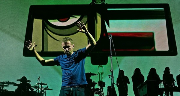 Появилось видео, как участник группы Gorillaz  упал со сцены во время выступления