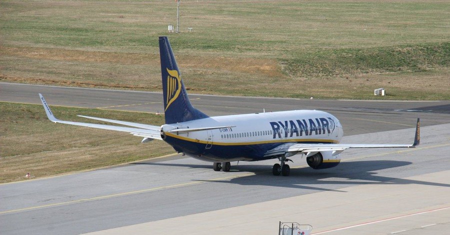 В Германии у самолета Ryanair упало давление, пострадали 30 человек