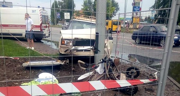 В Харькове на тротуаре водитель сбил коляску, младенец умер