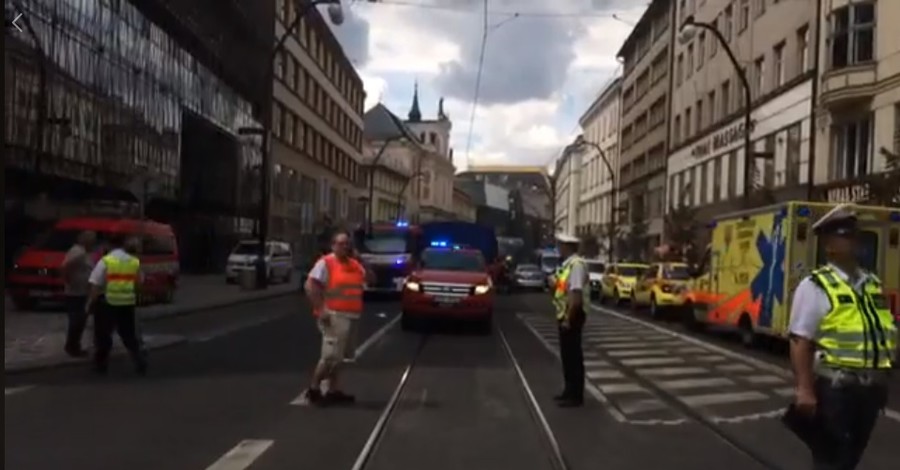 В центре Праги обрушилась часть здания, под завалами оказались 5 человек