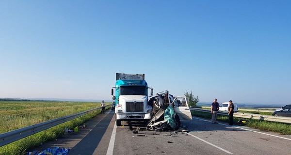 На трассе Киев-Одесса микроавтобус влетел в грузовик, пятеро погибших