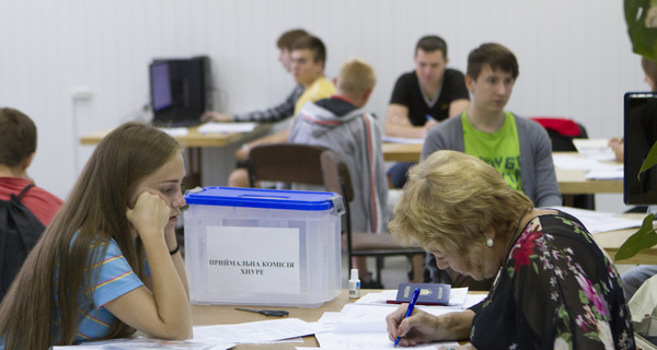 ВУЗы хитрят: бюджетные места еще не заполнены, а выпускникам уже гарантируют места на контракт