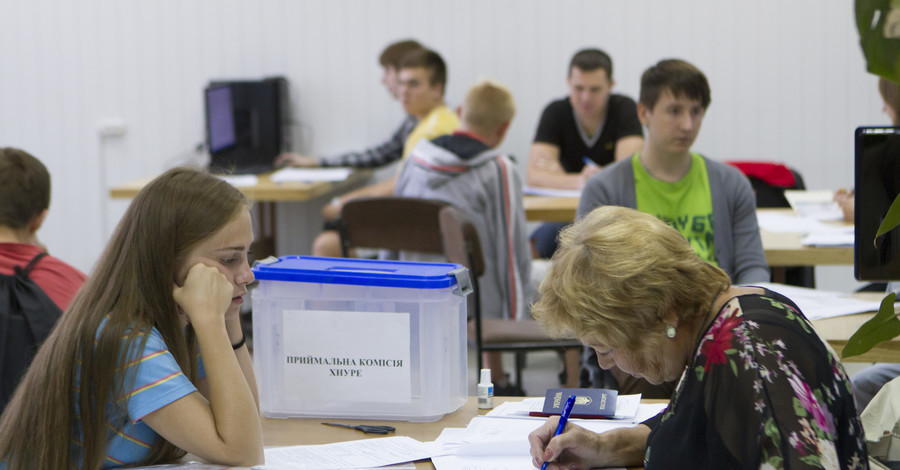 ВУЗы хитрят: бюджетные места еще не заполнены, а выпускникам уже гарантируют места на контракт