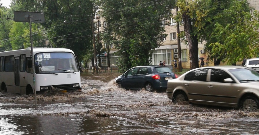 В Киеве из-за ливня затопило еще один район