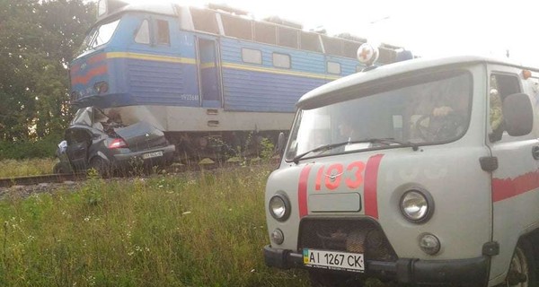 Под Киевом поезд снес легковушку, есть жертвы