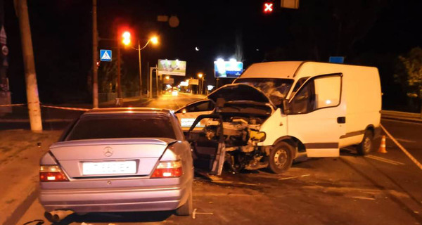 В Одессе Mercedes на евробляхах протаранил микроавтобус, есть жертвы