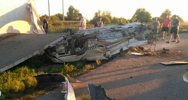 На Полтавщине машина разлетелась вдребезги от удара об автобусную остановку