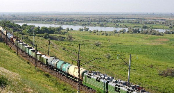 В Киеве девушка бросилась под колеса грузового поезда 