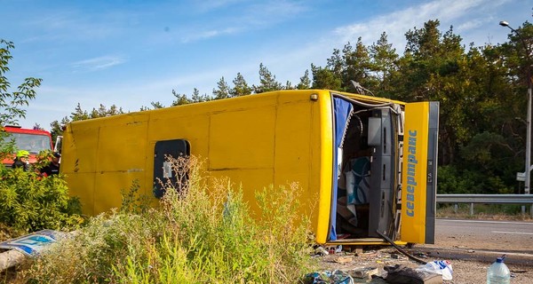 На Днепропетровщине грузовик протаранил автобус, пострадали 16 человек