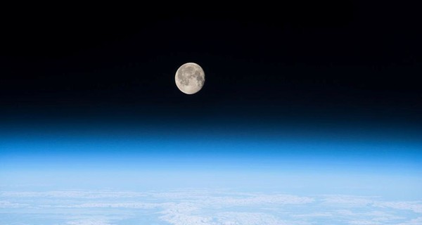 Ученые NASA впервые нашли на Луне замерзшую воду