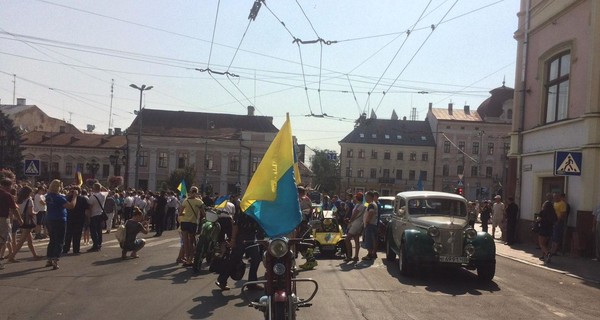 В Черновцах провели парад ретро-автомобилей