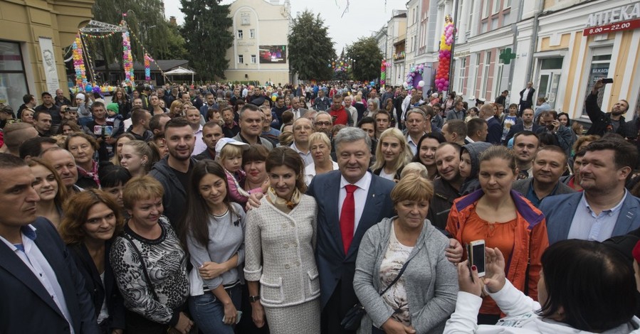 Петр и Марина Порошенко вышли в народ в день янтарной свадьбы