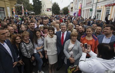 Петр и Марина Порошенко вышли в народ в день янтарной свадьбы