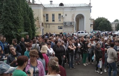 В Желтых Водах матери маленькой Киры, умершей от побоев, объявили бойкот