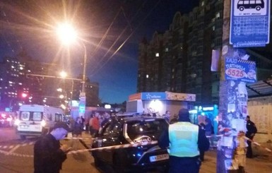 В Киеве таксист влетел в остановку, пострадали две женщины