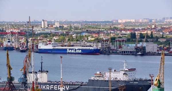 В одесском порту загорелось хранилище с зерном