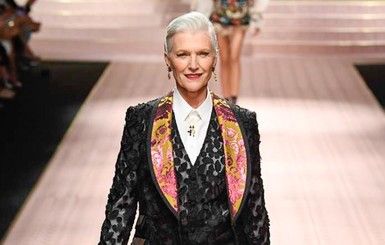 Звездами показа Dolce & Gabbana стали Моника Белуччи, Карла Бруни и мама Илона Маска