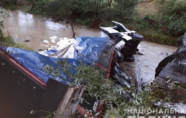 На Закарпатье грузовик вылетел с моста в реку, водитель погиб